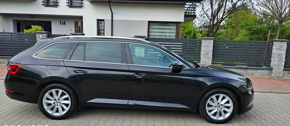 Skoda Superb cena 74904 przebieg: 211353, rok produkcji 2017 z Zawiercie małe 379